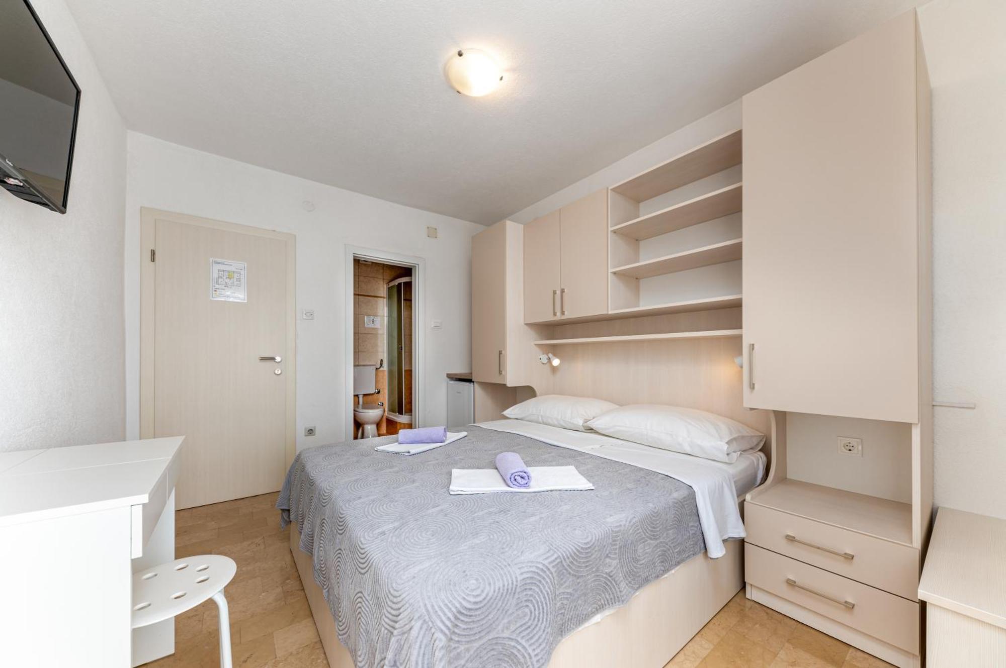 Bed And Breakfast Ivona Baska Voda Bilik gambar
