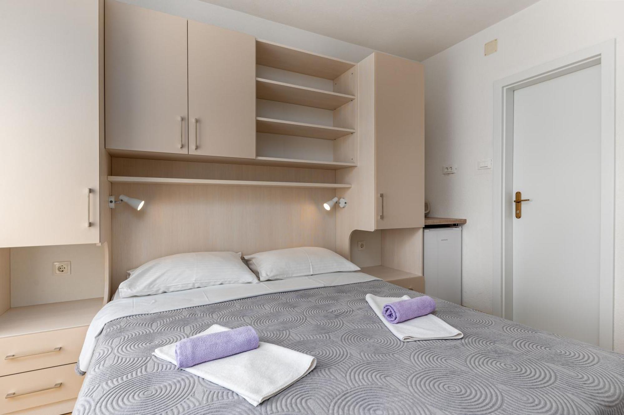 Bed And Breakfast Ivona Baska Voda Bilik gambar