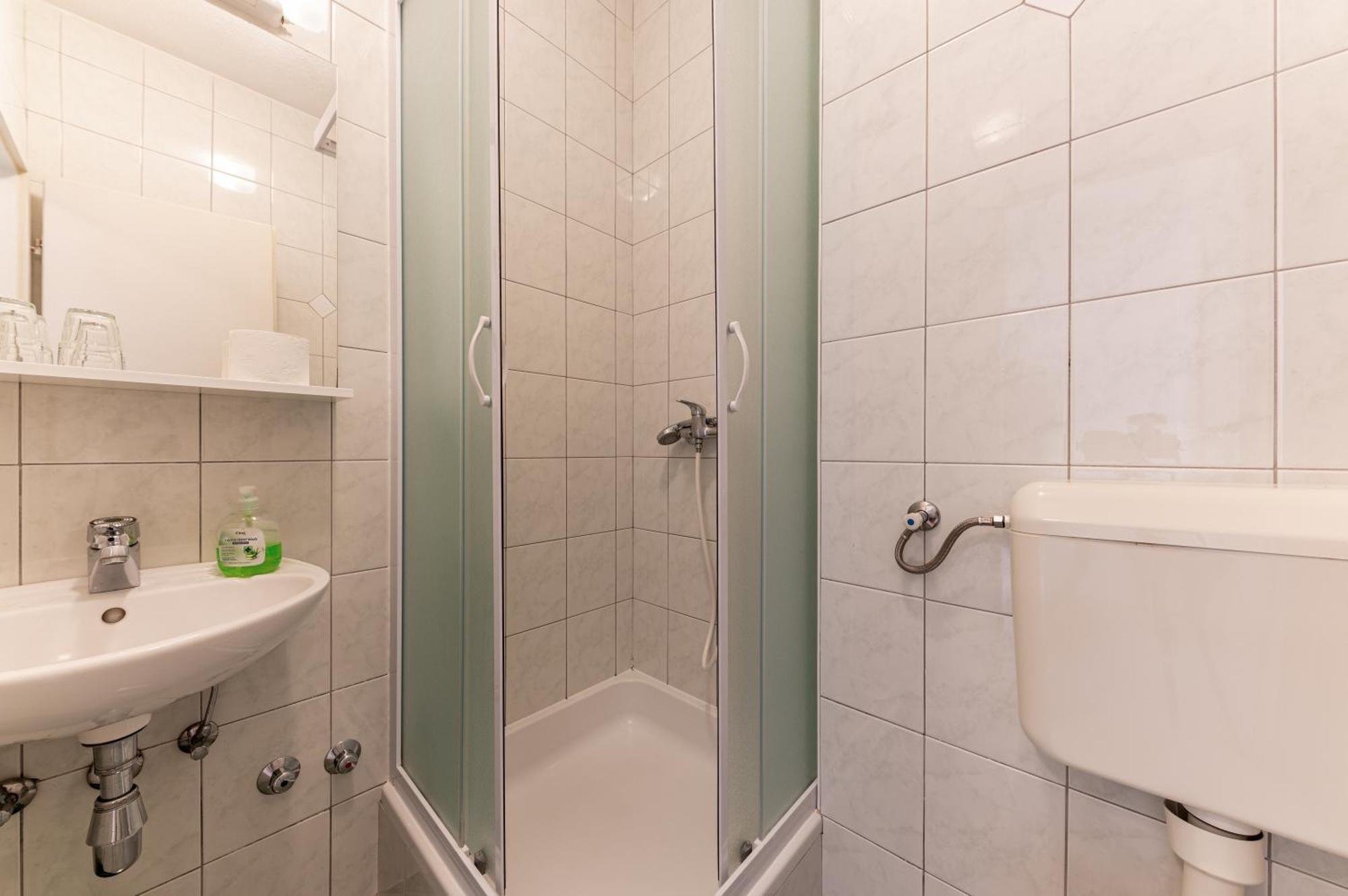 Bed And Breakfast Ivona Baska Voda Bilik gambar